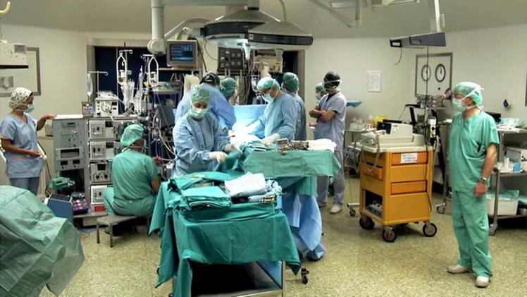 Medici in sala operatoria durante un intervento