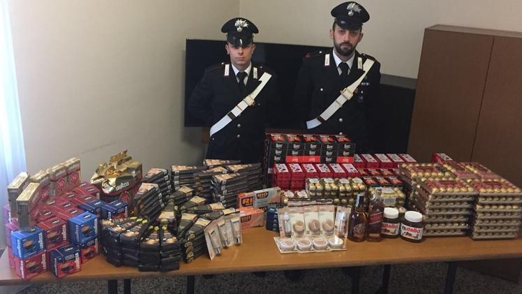 La grande varietà di prodotti sequestrati ai tre romeni che razziavano i supermercati della Bassa
