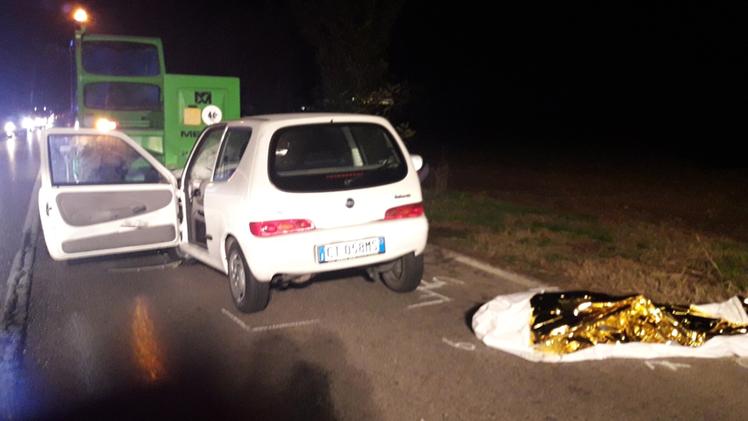 L’incidente accaduto ieri sera sulla provinciale che unisce Montichiari a CastiglioneL’automobile finita contro il mezzo edile lungo la GoiteseI soccorsi giunti sul luogo dell’incidente stradale