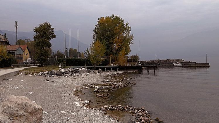 Gli evidenti effetti della siccità su una delle spiagge della sponda bresciana del lago di GardaI livelli del Garda in picchiataLa diga di Salionze in uscita
