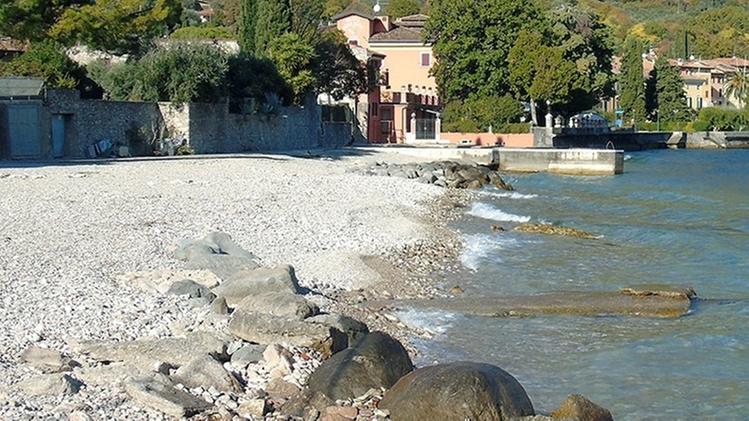Grandi spiagge lasciate libere dall’abbassamento delle acque del Garda