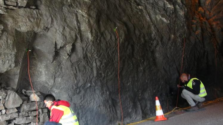 Tecnici e geologi al lavoro ieri lungo la parete rocciosa che costeggia la galleria asburgica di EdoloI test effettuati in pareteLe rilevazioni sismiche