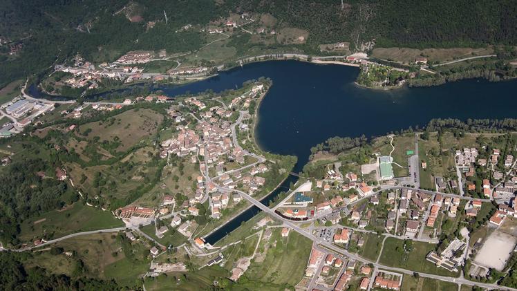 Il lago d’Idro e il fiume Chiese in uscita: in alto a sinistra la zona in cui sarà realizzato il nuovo ponte