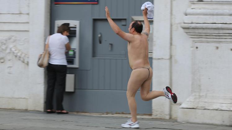 Il comico Enrico Zani, nudo in piazza Loggia nel 2012 per scommessa