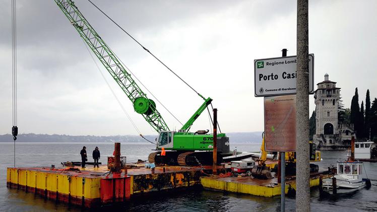 Rinviato al fine settimana il terzo tentativo di  recupero della chiatta  affondata nelle acque antistanti  il  porto Casinò di Gardone Riviera 
