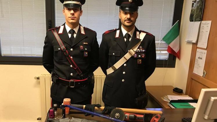 I contanti sottratti e gli attrezzi da scasso sequestrati dai carabinieri