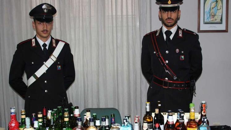 Le bottiglie di alcolici e le armi sequestrate dai carabinieri durante l’operazione  «movida sicura»