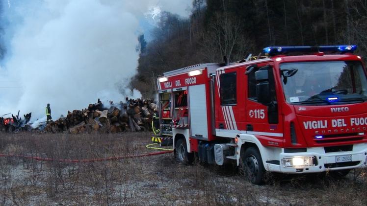 L’intervento dei Vigili del fuoco sul teatro dell’incendio Il rogo doloso ha provocato danni per un valore di  oltre diecimila euro 