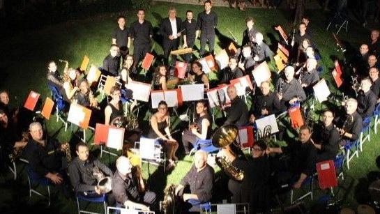 La Banda musicale «Pietro Lonati» di Mazzano non segue rigorosi canoni artistici, ma preferisce affidarsi alla sperimentazione  creativa 