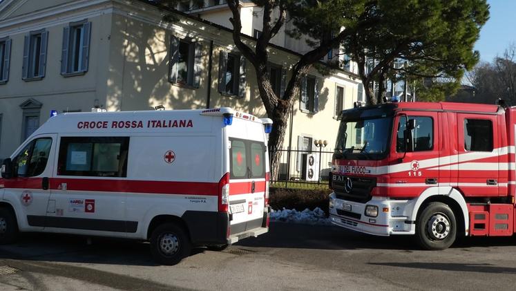 L’incidente nella centrale via Torre del Popolo a PalazzoloAmbulanza e Vigili del fuoco intervenuti a prestare soccorso