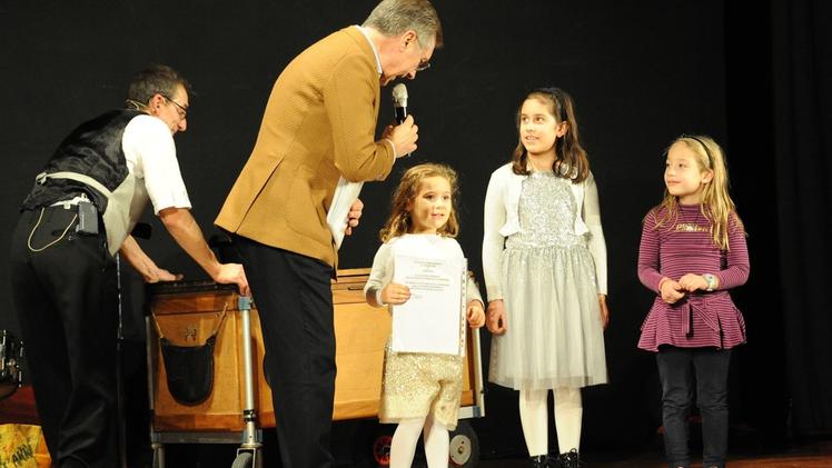 I figli dei soci della Bcc del Basso Sebino sono stati premiati per un concorso e i meriti scolasticiUn momento della cerimonia delle premiazioni