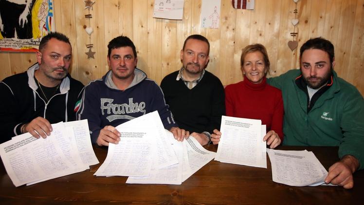Gli amici di Franzoni che hanno raccolto 530 firme per ribattere all’accusa di vivere in un paese omertoso