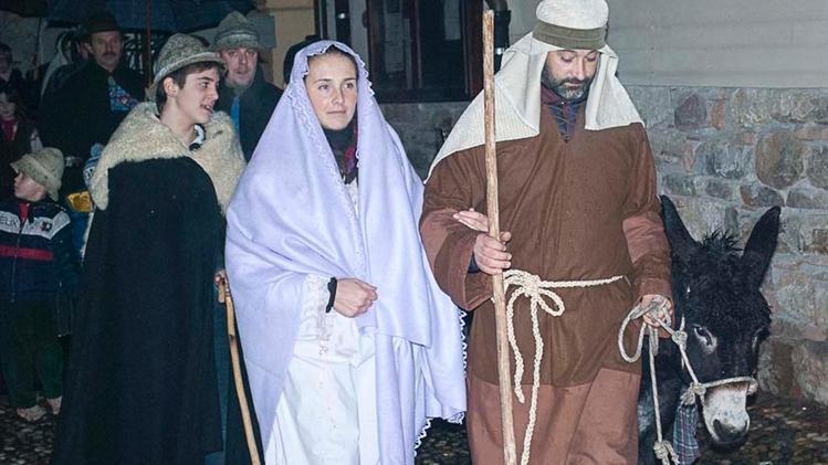 La sfilata dei figuranti che a San Colombano rende unica la notte di Natale:  uno spettacolo emozionante