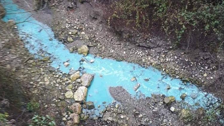 Le acque del Gobbia diventate improvvisamente di colore blu 
