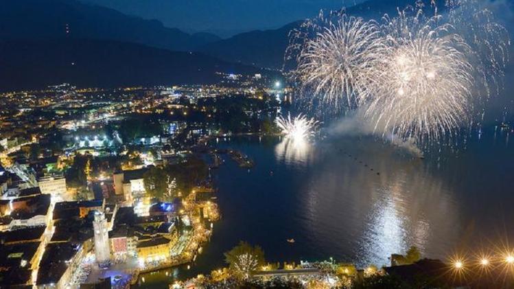 Fuochi artificiali per salutare il nuovo anno sul lago di Garda: la tradizione si ripeterà anche stavolta 