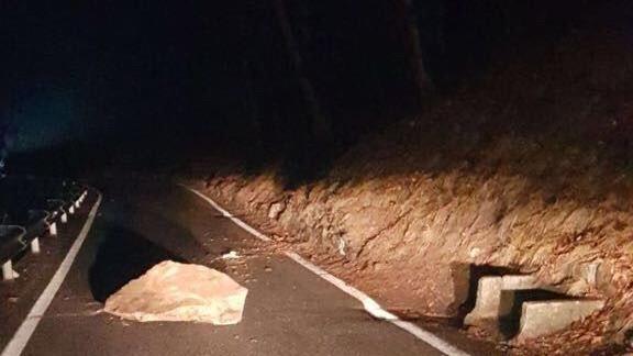 Una delle rocce piovute sulla strada in località Fobbio di CevoFino a quando non saranno ultimate le operazioni di messa in sicurezza, la provinciale 9 resterà chiusa 