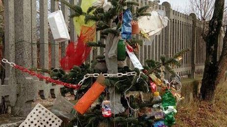 L’albero di Natale fatto di rifiuti