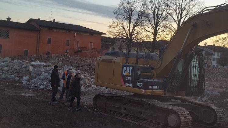 Le operazioni di demolizione della scuola di Roccafranca 