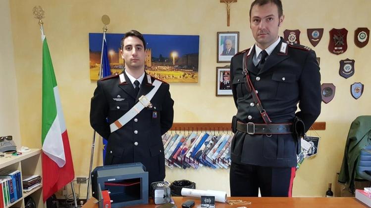 I carabinieri con il materiale sequestrato nell’abitazione del pusher