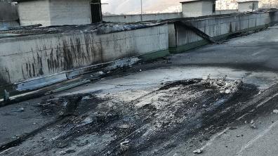 Lo scheletro annerito del magazzino della «Sil» in via Ruca:  ieri gli ultimi interventi necessari alla bonificaLa devastazione dopo l’incendioLa copertura danneggiata