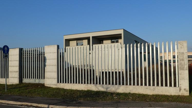 La «nuova» caserma circondata da sterpaglie e mucchi di terraL’ultimo intervento è la costruzione della recinzione nel 2014
