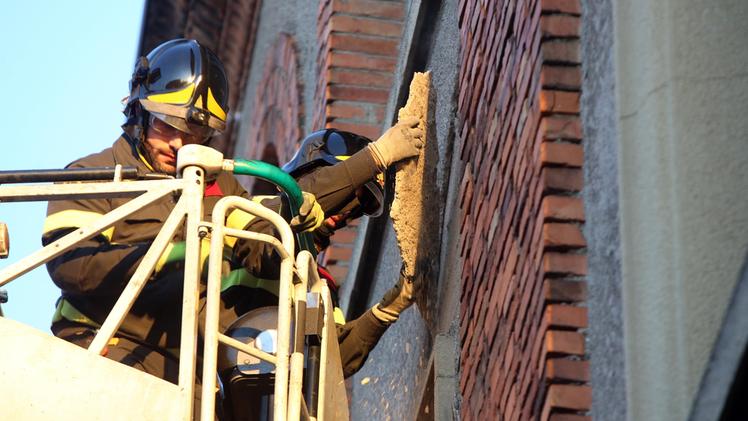 I Vigili del fuoco al lavoro per rimuovere un rivestimento pericolante in città