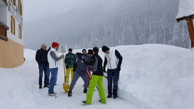 L’elicottero carica gli sciatori dell’albergo bloccati dalla forte nevicataLa comitiva dello sci club di Castel Mella prepara lo spiazzo per l’atterraggio dell’elicotteroMarco Brognoli