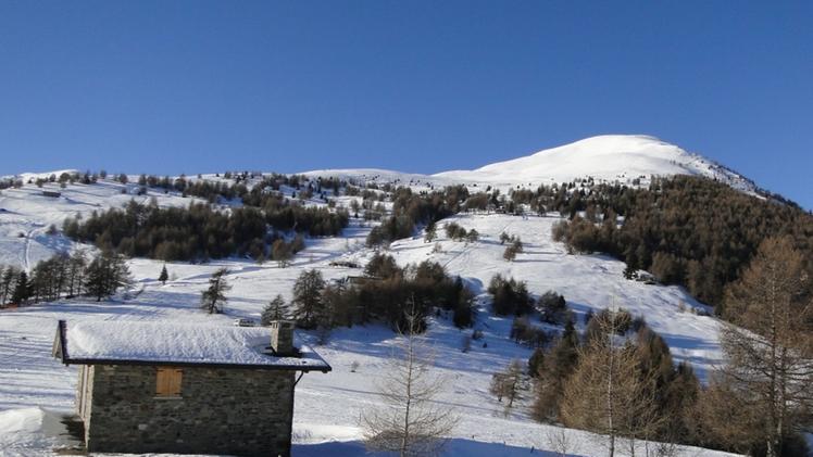 La dorsale innevata che a Edolo porta sul Motto della ScalaUn altro fine settimana dedicato allo scialpinismo sulle nevi della Valcamonica:  a Edolo e Lozio