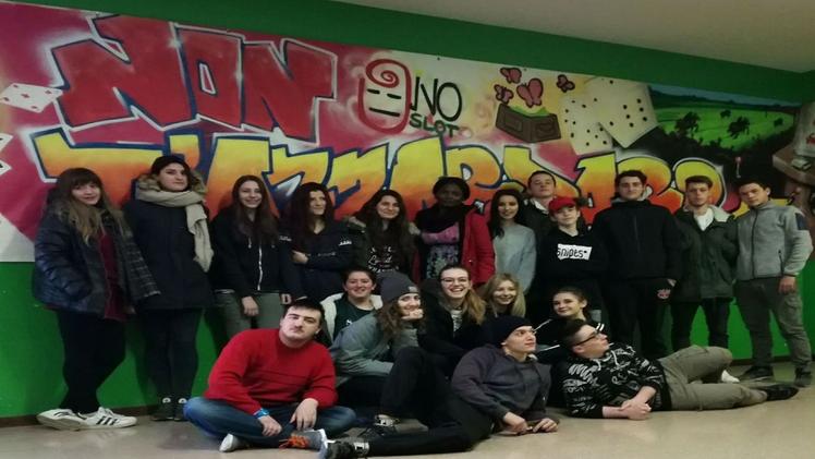 Viviana Beccalossi con gli studenti del Cfp Zanardelli di DesenzanoGli alunni dell’istituto «Perlasca» di Idro autori del murales che mette in guardia i giovani dalle ludopatie 