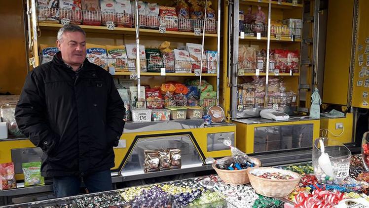 Il banco di pesce di un venditore ambulante di CastiglioneLa bancarella di dolci del calcinatese Angelo Mimini