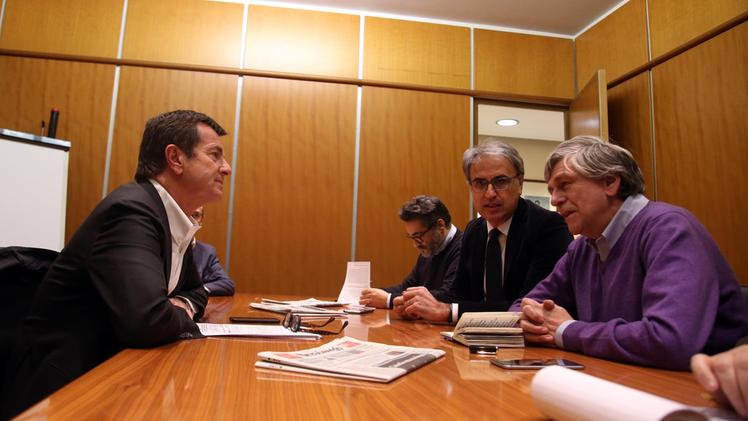 Giorgio Gori con Giuseppe Spatola, il caporedattore Marco Bencivenga e il vicedirettore Riccardo Bormioli