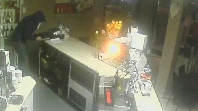 Il ladro entrato in azione al Bar Italia a Montichiari ripreso dalle immagini della videosorveglianza 