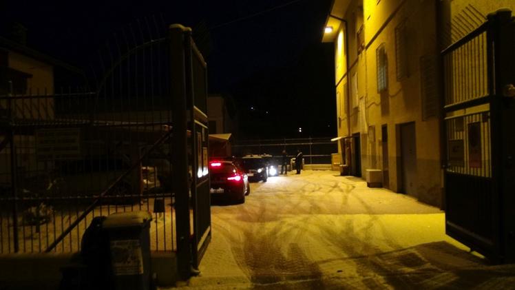 Le automobili dei carabinieri accompagnano in caserma l’ex sindaco di Malonno e le altre cinque persone finite agli arresti domiciliari 