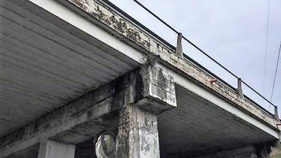 Un particolare del calcestruzzo caduto dal viadotto di Bassano