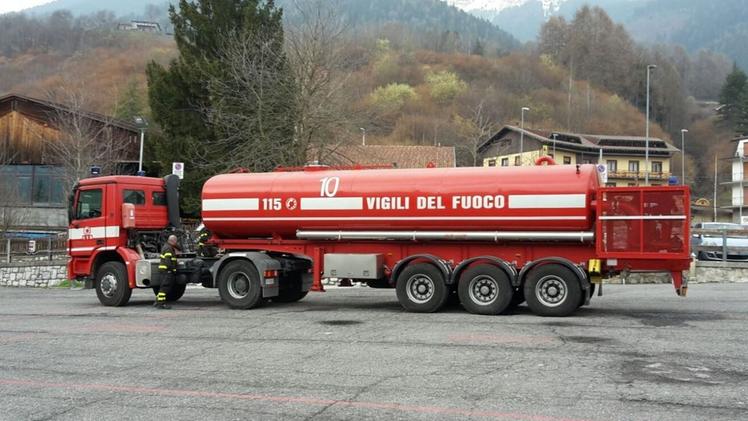 L’autobotte dei pompieri che a inizio 2016 rifornì di acqua il paese