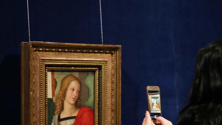 L’irresistibile tentazione di una fotografiaI primi visitatori della nuova Pinacoteca. In alto, il vescovo Pierantonio Tremolada accompagnato dal sindaco Del Bono