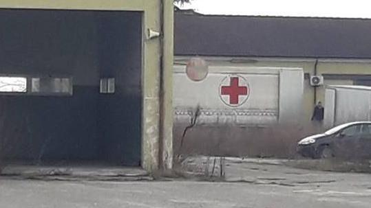 La Croce Rossa sta recuperando il materiale nella ex caserma Serini