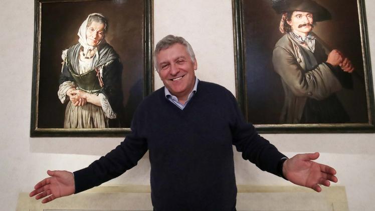 Stefano Sorlini mostra con orgoglio due opere del Pitocchetto della collezione FOTOLIVE/FILIPPO VENEZIA