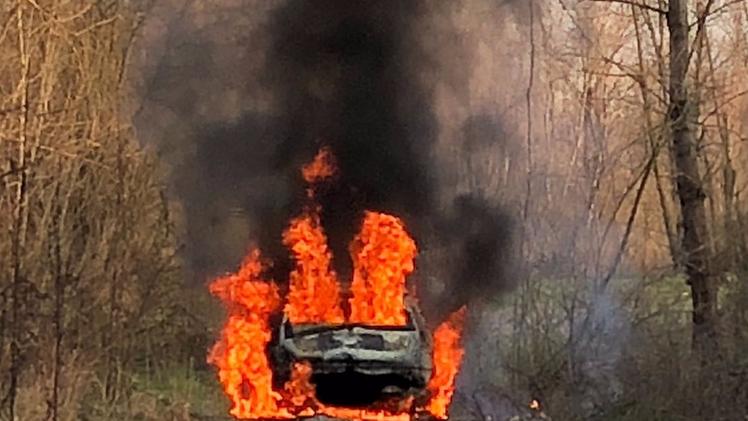 L’auto abbandonata e bruciata nel parco dell’Oglio