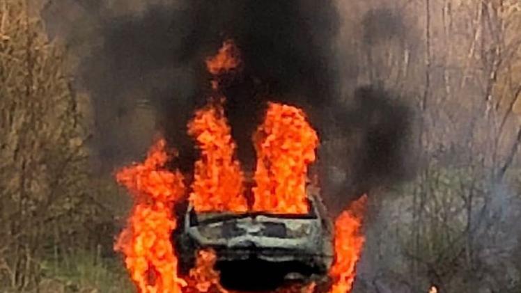 Un mistero l’automobile data alle fiamme nel Parco Oglio Nord