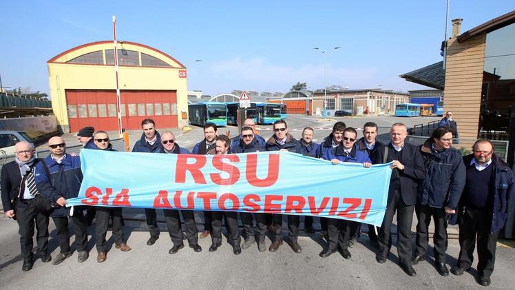 I rappresentanti sindacali dei lavoratori Sia ieri mattina davanti ai cancelli dell’azienda in via  Togni