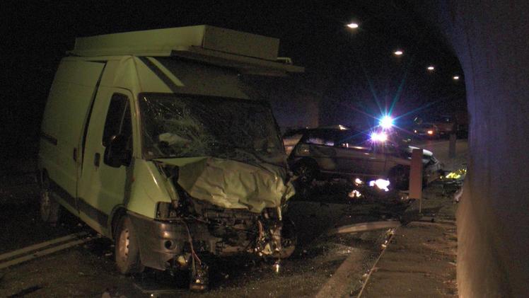 Il terribile schianto tra l’autovettura e il furgone è avvenuto verso le 6.30 di ieri mattina lungo la Sp XI, all’interno della galleria di «Iseo»Il 19enne Braian Morandi