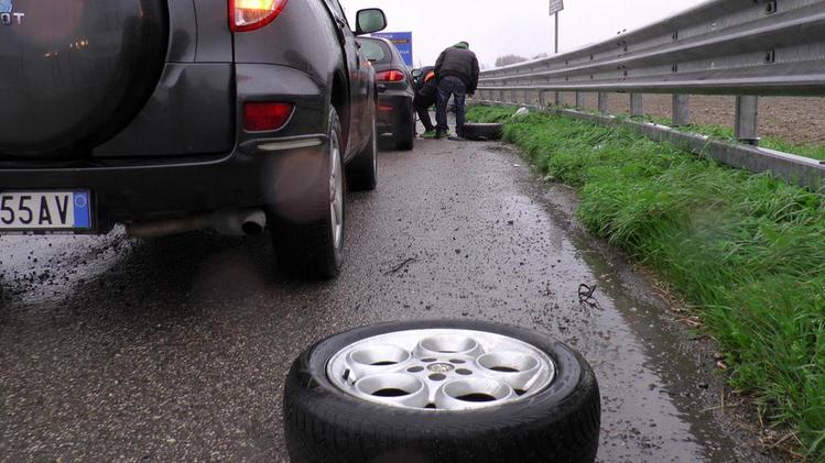 Gli autotrasportatori riportano alla ribalta il caso delle strade della Bassa   martoriate dalla pioggia Pneumatici danneggiati o forati: non solo le automobili pagano dazio all’asfalto dissestato