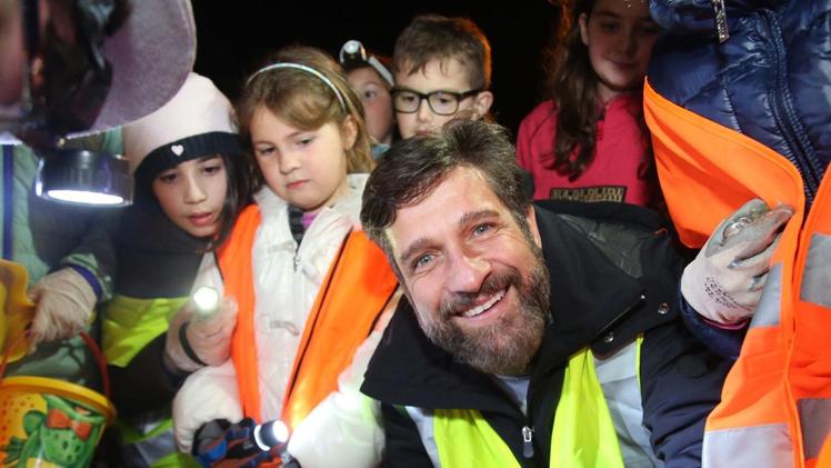 Una giovane salvarospi di IdroEdoardo Stoppa con i bambini sul sito di salvataggio di BargheUna istantanea della notte dei rospi di Idro. FOTOLIVE