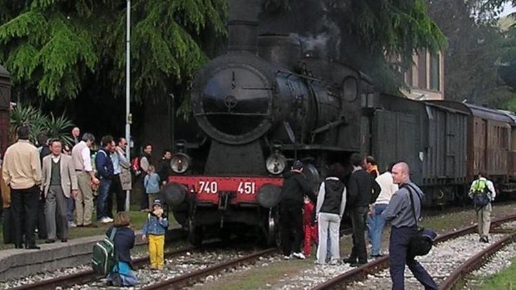 I lvori lungo la ferrovia storica a Capriolo: la linea ha anche un futuroTreni  a Capriolo: l’obbiettivo è andare oltre il servizio turistico