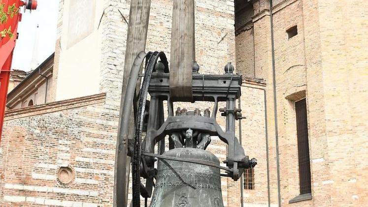 Il caricamento di due campane per il trasporto a CoccaglioLa rimozione delle campane dalla cima del campanile