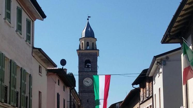 Il tricolore appeso alle finestre nel centro storico di Calvisano