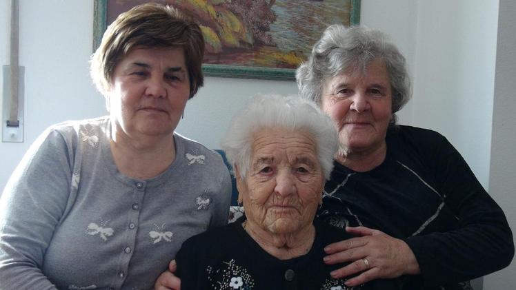 La centenaria Giovannina Gregorini con le figlie