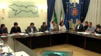 La seduta del Consiglio comunale di Edolo di lunedì sera:  adesso è ufficiale la ricandidatura alle elezioni del 2019 del sindaco Luca Masneri