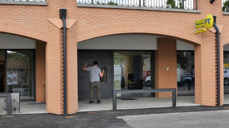 Ultimi ritocchi al nuovo ufficio postale di Erbusco dopo mesi di polemiche sui ritardi del trasloco